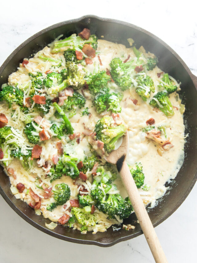 How to Make Bacon and Broccoli in a Creamy Garlic Sauce